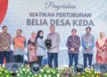 AHMAD Zahid Hamidi menyampaikan Watikah Pertubuhan Belia Desa KEDA kepada penerima pada Majlis Perhimpunan Bulan Mei di Kementerian Kemajuan Desa dan Wilayah, Putrajaya, semalam. – UTUSAN/FAIZ ALIF ZUBIR
