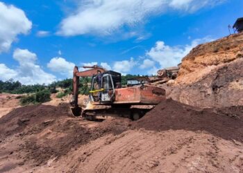 PERALATAN dan jentera digunakan untuk melombong yang dianggarkan bernilai RM1.25 juta dirampas dalam Op Bersepadu Khazanah di kawasan Sungai Ganoh, Hutan Simpan Bukit Ibam, Pahang.