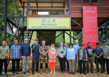 AL-SULTAN Abdullah Ri’ayatuddin Al-Mustafa Billah Shah (lima dari kiri) bersama tetamu ketika berangkat melawat rizab pemuliharaan Harimau Malaya di Padang Ragut Bertih, Ulu Tembeling, Pahang.