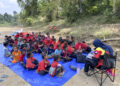 SEBAHAGIAN pelajar dan murid orang asli etnik Bateq bersama sukarelawan yang menyertai sesi pembelajaran di 'Sikulah' Rimba Bateq di Kampung Kuala Atok, Jerantut, Pahang.