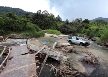 KEADAAN jambatan runtuh yang menghubungkan perkampungan Orang Asli di Pos Balar, Gua Musang,
Kelantan. – UTUSAN/AMIR KHALID
