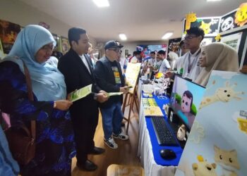 NIK Mohd. Kamil Ibrahim (dua dari kiri) melawat tapak Majlis Pertunjukan Cipta 8.0 Program Animasi 3D di Kolej Komuniti Besut, Terengganu. – UTUSAN/WAN ZURATIKAH IFFAH WAN ZULKIFLI