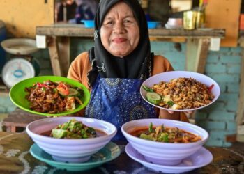 AZIZAH Wahab menunjukkan sebahagian masakan panas berasaskan lokan yang dijual di kedainya di Pantai Beting Litang, Besut, Terengganu. 