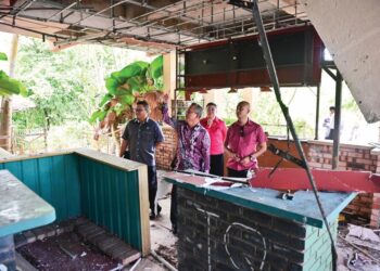 RAZALI Idris (tengah) meninjau kerosakan di restoran selepas terbiar sejak 2017 di Taman Puncak Panorama, Bukit Pak Apil, Kuala Terengganu. – UTUSAN/PUQTRA HAIRRY ROSLI