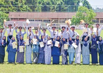 SEMUA pelajar harus diraikan tanpa mengira keputusan peperiksaan memandangkan mereka bertungkus-lumus melakukan yang terbaik.