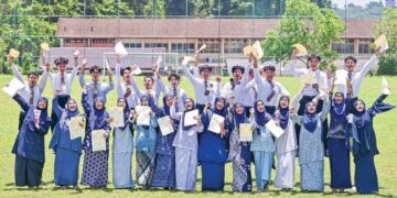 SEMUA pelajar harus diraikan tanpa mengira keputusan peperiksaan memandangkan mereka bertungkus-lumus melakukan yang terbaik.
