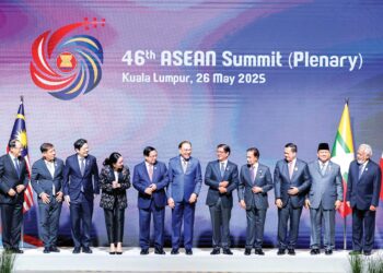 Datuk Seri Anwar Ibrahim bergambar bersama Ketua-ketua negara ASEAN, pada Sidang Kemuncak ASEAN ke-46, di Pusat Konvensyen Kuala Lumpur, Isnin lalu. – MINGGUAN/SHIDDIEQIIN ZON