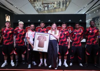 Kapten Manchester United, Bruno Fernandes bersama rakan sepasukan dalam program bertemu peminat di The Exchange TRX, Kuala Lumpur, semalam. - UTUSAN/AMIR KHALID