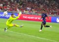 PEMAIN ASEAN All Star, Maung Maung Lwin merembat kencang menewaskan penjaga gol Manchester United, Thomas Heaton pada aksi Piala Cabaran Malaysia 2025 di Stadium Nasional Bukit Jalil, malam ini.-UTUSAN/ISKANDAR