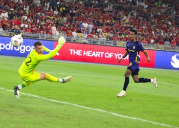 PEMAIN ASEAN All Star, Maung Maung Lwin merembat kencang menewaskan penjaga gol Manchester United, Thomas Heaton pada aksi Piala Cabaran Malaysia 2025 di Stadium Nasional Bukit Jalil, malam ini.-UTUSAN/ISKANDAR