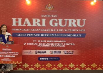 LORENICA Frenika Masundim menerima Anugerah Guru Berwibawa sempena sambutan Hari Guru Peringkat Kebangsaan di Kuching Sarawsk baru-baru ini.