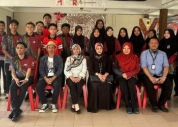 SEBAHAGIAN peserta bersama jawatankuasa penganjur, jurulatih bergambar semasa menyertai Program Bimbingan Seni Budaya 2025 di Sekolah Menengah Kebangsaan (SMK) Changlun, Jitra, Kedah baru-baru ini.