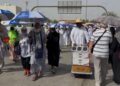JEMAAH haji dari pelbagai negara melakukan ziarah luar di Padang Arafah dalam cuaca panas terik dan kering kelmarin.