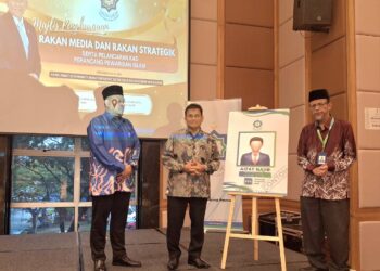 SALEHUDDIN Saidin (tengah) melancarkan kad khas PPI di Shah Alam, Selangor. – UTUSAN/ISKANDAR SHAH MOHAMED