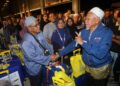 DAUD Che Ngah bersalaman dengan jemaah kumpulan pertama haji Andalusia KT011B yang akan berangkat ke Tanah Suci di Kompleks TH Sepang. - UTUSAN/FAISOL MUSTAFA