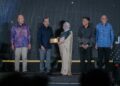 JOHARI Abdul Ghani menyampaikan Anugerah Jubli Perak Lembaga Minyak Sawit Malaysia (MPOB) kepada Penolong Pengarang Ekonomi Utusan Malaysia, NURFARAHIN HUSSIN sempena Malam Gala Jubli Perak MPOB di Marriot Hotel Putrajaya di sini, malam ini. - UTUSAN/FAIZ ALIF ZUBIR