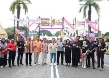 NG Suee Lim (tujuh dari kiri) bergambar bersama tetamu sempena Festival Makanan Mega Selangor 2025 di Shah Alam, semalam. -UTUSAN/ABDUL RAZAK IDRIS