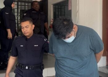 MUHAMMAD NUR HAZREQ Khairuddin didakwa atas tuduhan mengedar dadah di Mahkamah Majistret Batu Pahat, Johor.