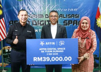 ADLY Zahari (tengah) menyerahkan replika cek kepada pentadbiran SK TUDM Subang bagi pelaksanaan inisiatif digitalisasi makmal pembelajaran Green Lab dan Affin Digital Space, di sini hari ini. - UTUSAN/AFIQ RAZALI