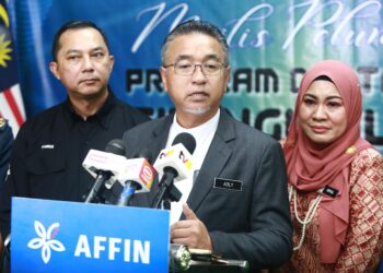 ADLY Zahari ketika berucap pada sidang akhbar Program Digitalisasi Sekolah Dalam Kem, di sini hari ini. - UTUSAN/AFIQ RAZALI
