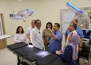 DZULKEFLY Ahmad (tiga dari kiri) dan Alexander Nanta Linggi (empat dari kanan) ketika meninjau kemudahan perubatan yang terdapat di blok tambahan 10 tingkat Hospital Seberang Jaya (HSJ) di Pulau Pinang, hari ini.-UTUSAN/IQBAL HAMDAN