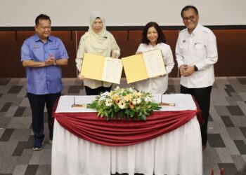 ALEXANDER Nanta Linggi (kiri) dan Zulkefly Ahmad (kanan) ketika menyaksikan pemeteraian memorandum persefahaman (MoU) sempena Majlis Penyerahan Blok Tambahan 10 Tingkat, Hospital Seberang Jaya (HSJ) di Pulau Pinang hari ini.-UTUSAN/IQBAL HAMDAN