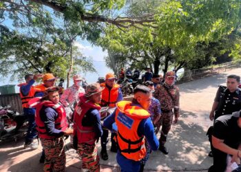 BEBERAPA anggota pasukan mencari dan menyelamat (SAR) membawa naik mayat Ismail Ahmad yang dijumpai lemas selepas terjatuh dari bot ketika sedang menyauk kerang berhampiran Jambatan Sultan Abdul Halim Mu'adzam Shah di Pulau Pinang, semalam.