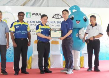 CHOW Kon Yeow (tiga dari kiri) ketika menghadiri Majlis Sambutan Hari Air Sedunia peringkat negeri di Empangan Air Itam, George Town, Pulau Pinang.