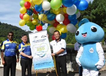 CHOW Kon Yeow (dua dari kiri) dan K. Pathmanathan (kiri) pada Majlis Sambutan Hari Air Sedunia peringkat negeri di Empangan Air Itam, George Town, Pulau Pinang hari ini