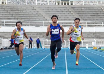 DANISH Iftikhar Muhammad Roslee (tengah) bersama Khairul Hafiz Jantan (kiri) dan Jonathan Nyepa pada acara akhir 100 meter (m) lelaki pada Kejohanan Olahraga Super Series Kuala Lumpur 2025 di Stadium Merdeka, hari ini. - UTUSAN/ISKANDAR ISHAK
