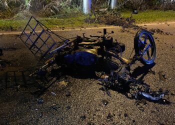 KEADAAN salah satu daripada dua buah motosikal yang rentung dalam satu kemalangan di Jalan Sungai Kechil berdekatan Jawi Golf Resort, Nibong Tebal, Pulau Pinang tengah malam tadi.-GAMBAR/JBPM PULAU PINANG