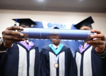 Shankar (kiri), Siva (tengah), Suresh (kanan) pada Majlis Konvokesyen Ke-29 Open University Malaysia (OUM) di Pusat Dagangan Dunia Kuala Lumpur (WTCKL) di sini, hari ini.