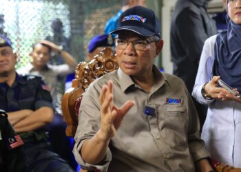 SAIFUDDIN Nasution Ismail selepas mengadakan lawatan kerja sempena MPK KDN di Pos PGA Ibrahim Pencen, Rantau Panjang, Kelantan. - UTUSAN/KAMARUL BISMI KAMARUZAMAN