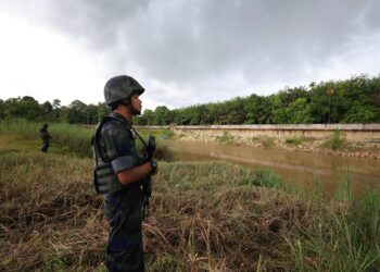 ANGGOTA PGA melakukan kawalan di sempadan Malaysia-Thailand di Rantau Panjang, Kelantan hari ini-UTUSAN/KAMARUL BISMI KAMARUZMAN.