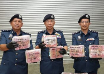 WAN Jamal Abdul Salam Wan Long (tengah) bersama pegawai menunjukkan dadah yang dirampas di Kampung Repek, Pasir Mas, Kelantan.-IHSAN JKDM KELANTAN