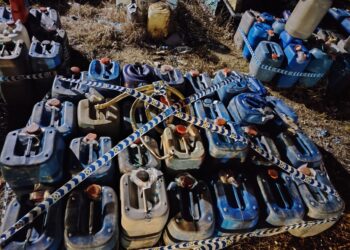 SEBAHAGIAN petrol yang cuba diseludup ke Thailand dirampas dalam serbuan di Kampung Pauh Ganjah, Tumpat, Kelantan semalam.