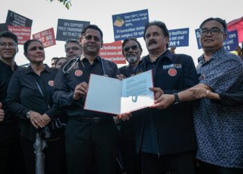 Seramai 10 wakil pengamal perubatan MMA diketuai Datuk Dr. R Thirunavukarasu menyerahkan memorandum kepada wakil Pejabat Perdana Menteri (PMO) bagi membantah pelaksanaan peraturan yang mewajibkan klinik swasta dan farmasi mempamerkan harga ubat-ubatan.-UTUSAN/FAIZ ALIF ZUBIR