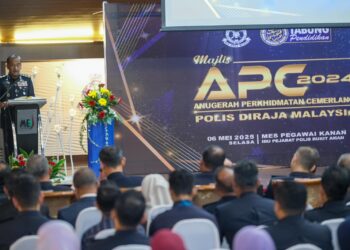 RAZARUDIN Husain ketika berucap pada majlis Anugerah Perkhidmatan Cemerlang (APC) PDRM 2024 di Bukit Aman, Kuala Lumpur hari ini.-UTUSAN/M. FIRDAUS M. JOHARI