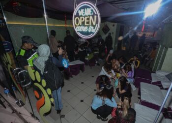 SEBAHAGIAN warga asing yang ditangkap dalam operasi Jabatan Imigresen ke atas beberapa premis perniagaan dan pusat urut sekitar Bukit Bintang, Kuala Lumpur semalam.