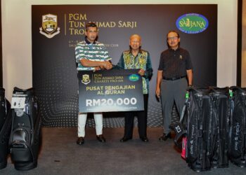 ARIFF Tuah Ahmad Sarji(kiri)  menyampaikan sumbangan berjumlah RM20,000 kepada pengerusi Pusat Pengajian Al-Quran Datuk Sulaiman Osman(tengah)