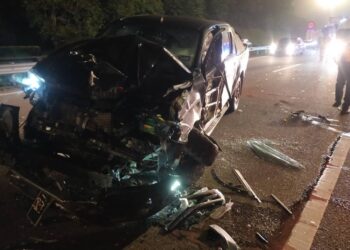 KENDERAAN dipandu suspek merempuh tiga buah kereta serta sebuah lori yang berada di lebuh raya sebelum berjaya ditahan di Kilometer 216.8 PLUS di Melaka.