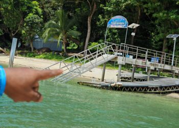 KEADAAN jeti di Taman Laut, Pulau Nangka, Melaka yang runtuh tidak sampai dua tahun selepas dibina serta persekitarannya yang tidak terurus dan berselerak. – UTUSAN/AMRAN ALI