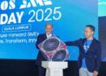 GOBIND Singh Deo (kiri) Kevin Loh ketika menyempurnakan gimik perasmian pada CTOS SME Biz Day 2025 di Grand Ballroom Nexus, Petaling Jaya, hari ini. - UTUSAN/ISKANDAR ISHAK