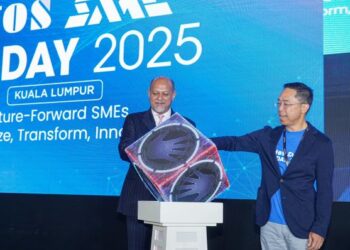 GOBIND Singh Deo (kiri) Kevin Loh ketika menyempurnakan gimik perasmian pada CTOS SME Biz Day 2025 di Grand Ballroom Nexus, Petaling Jaya, hari ini. - UTUSAN/ISKANDAR ISHAK