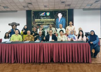 Sakrani Shamsudin (duduk, berkot )bersama barisan kepemimpinan Persatuan Teater Malaysia sesi 2025-2026: