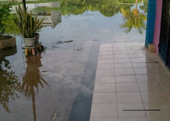 KAWASAN SMK Lambor Kiri dekat Parit yang dilanda banjir ketika tinjauan semalam. - UTUSAN/AIN SAFRE BIDIN