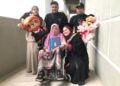 NOR Ainatasya Mohamad Hamizi (duduk kanan) bersama ibunya pada Majlis Istiadat Pemasyhuran Pro-Canselor dan Konvokesyen UMK Kali Ke-14 di Bachok, Kelantan. – UTUSAN/ROSLIZA MOHAMED