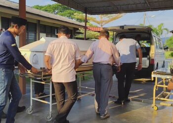 JENAZAH pasangan suami isteri yang maut di Kilometer 64, Jalan Ipoh-Taiping, Padang Rengas selesai menjalani proses bedah siasat di Hospital Kuala Kangsar di sini hari ini. - UTUSAN