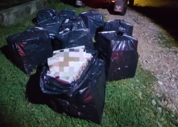 SEBAHAGIAN rokok seludup yang dirampas PPM Wilayah Tiga Pengkalan Kubor semasa melakukan serbuan di pesisir Sungai Mak Neralang, Kok Keli, Tumpat, Kelantan.