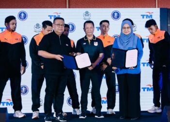 DATUK Sumali Reduan(kiri) bersama  Ketua Pegawai Korporat TM, Nor Fadhilah Mohd Ali(kanan) dan Tan Sri Norza Zakaria(tengah) menjalin kerjasama selama dua tahun yang dimeterai melalui satu majlis pertukaran dokumen di Hotel Seri Pacific, Kuala Lumpur